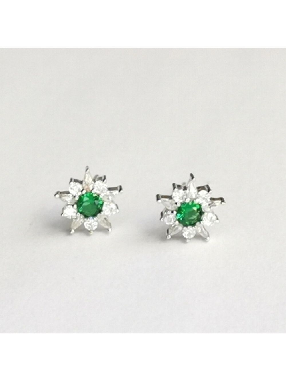 Small flower stud earrings Emerald and White Topaz